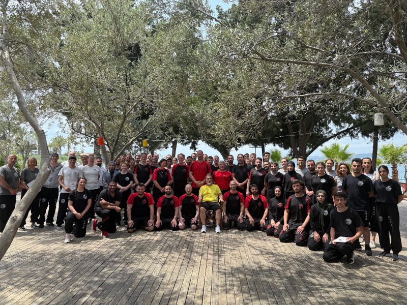 Großmeister SiGung Turan Ataseven (in gelb) mit Lehrgangsteilnehmerinnen und -teilnehmern in Alanya.