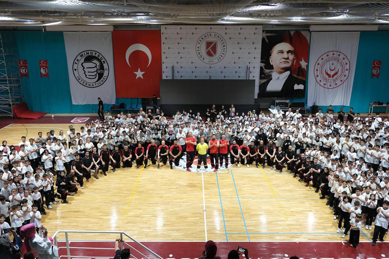 Teilnehmerinnen und Teilnehmer des Großmeister-Lehrgangs beim SiTA-Fest in Konya.