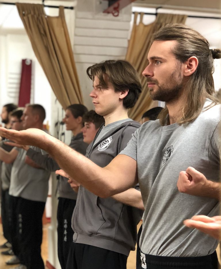 TA WingTsun Schüler beim achtsamen und konzentrierten Training einzelner Grundtechniken.